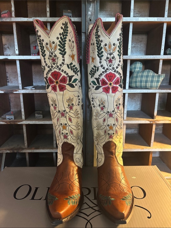 Old Gringo Shoes - RARE 🌺Old Gringo Cream Leather Boots with Brown and beautiful Embroidery